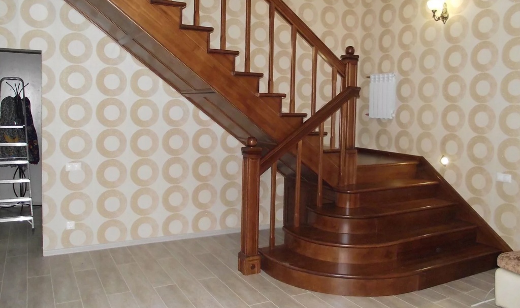 Лакированная лестница из дерева всегда выглядит выигрышно и дорого