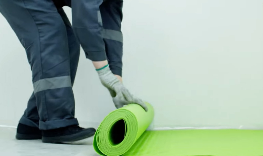 Удобнее выбирать именно рулонную подложку