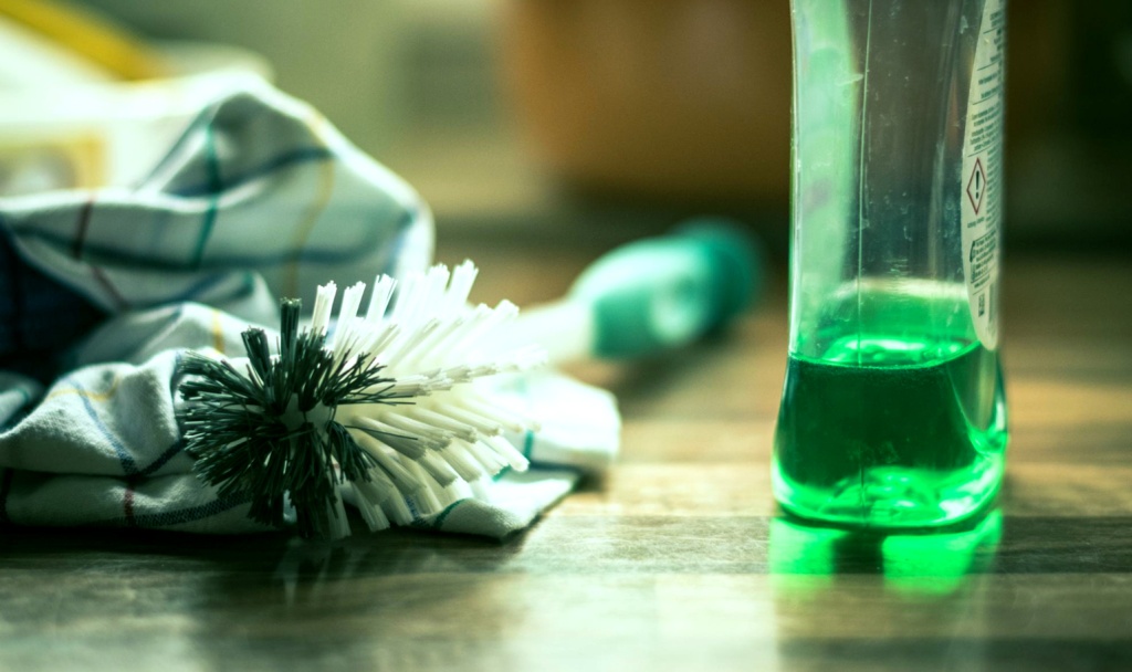 Пол лучше мыть мягкой тканью и нейтральным средством для пола