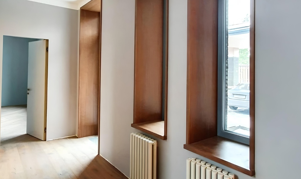 Откосы из материала с декором под дерево смотрятся благородно