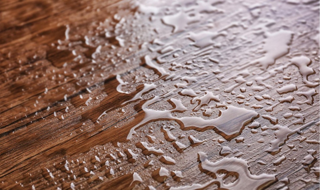 Мыть ламинат следует с небольшим количеством воды