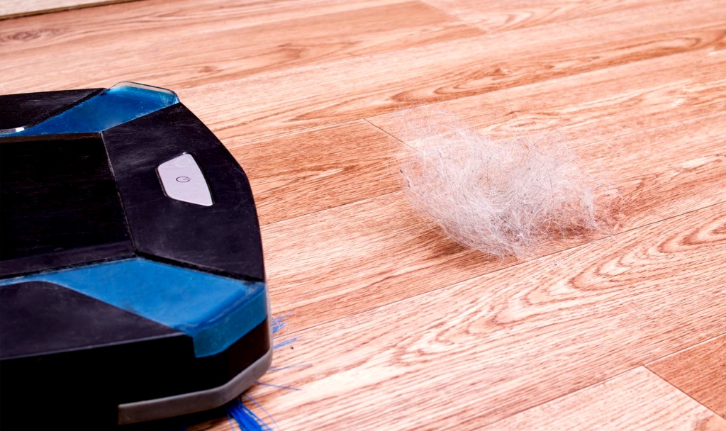 При наличии пушистых домашних животных шерсть на полу появляется ежедневно