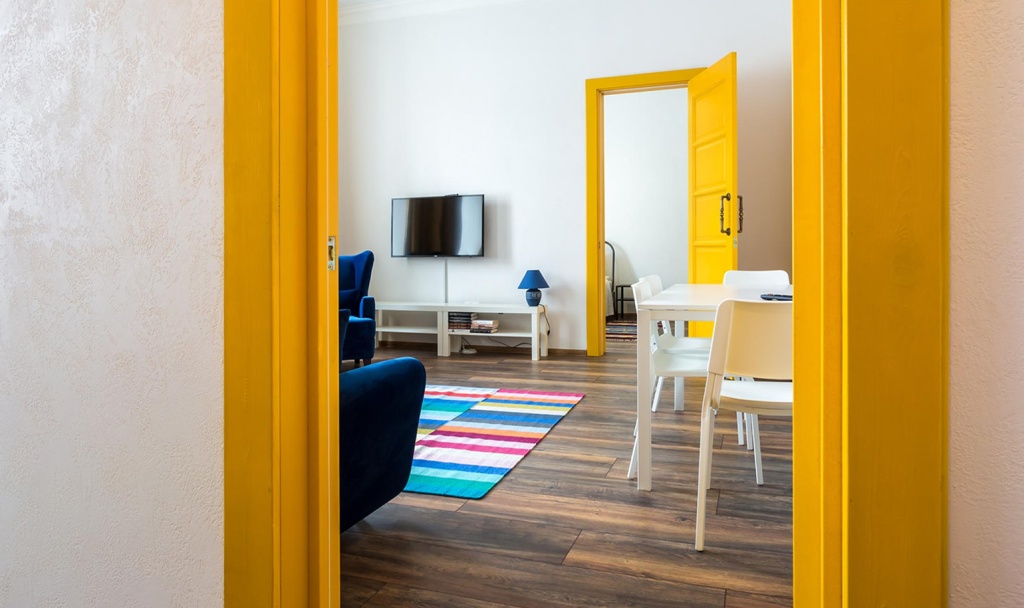 Напольное покрытие с укладкой палубой в маленькой комнате