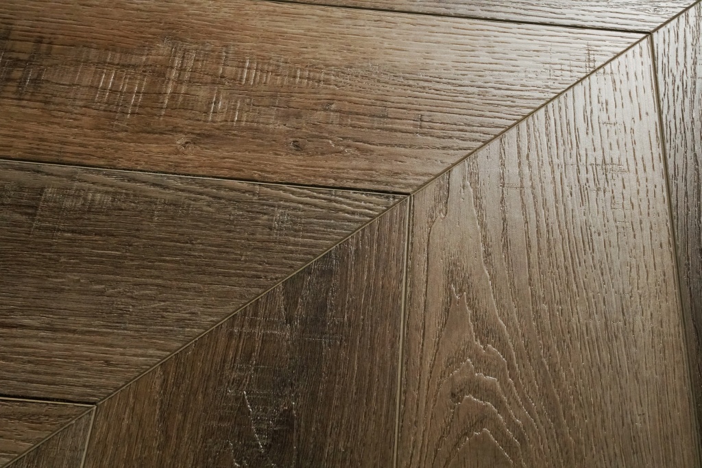 Фактура кварц-винила максимально приближена к древесине