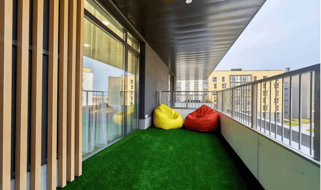 Открытый балкон с искусственным газоном 