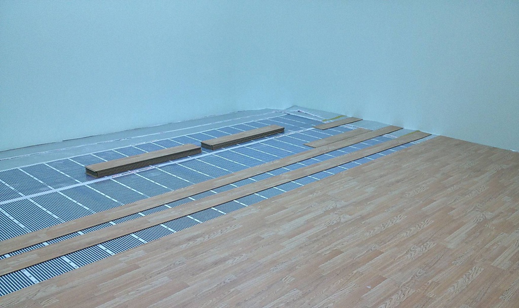 Для укладки на теплый пол лучше выбирать инженерный паркет