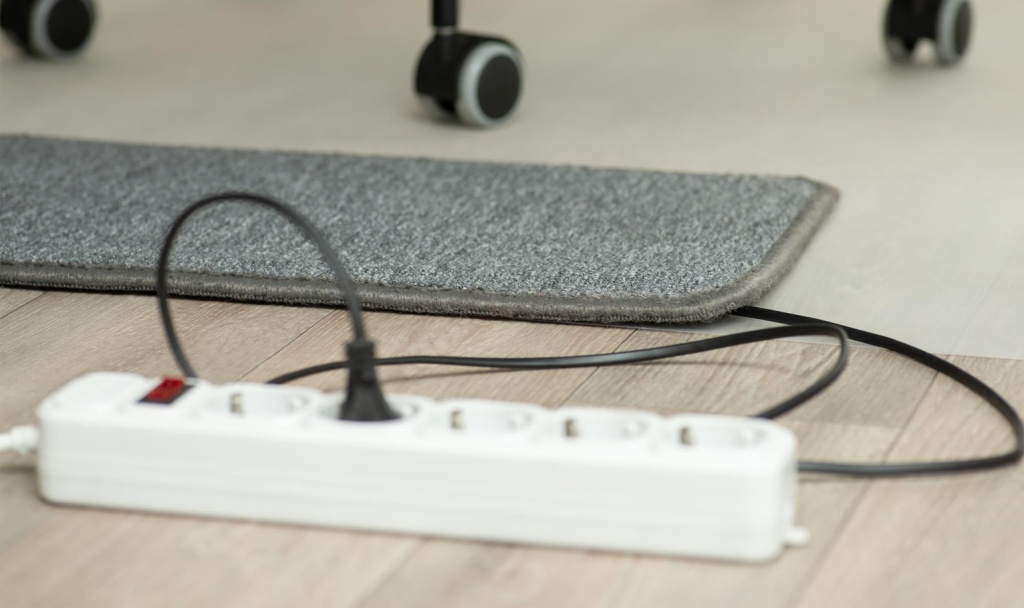 Если не хватает розеток, то провода лучше прятать