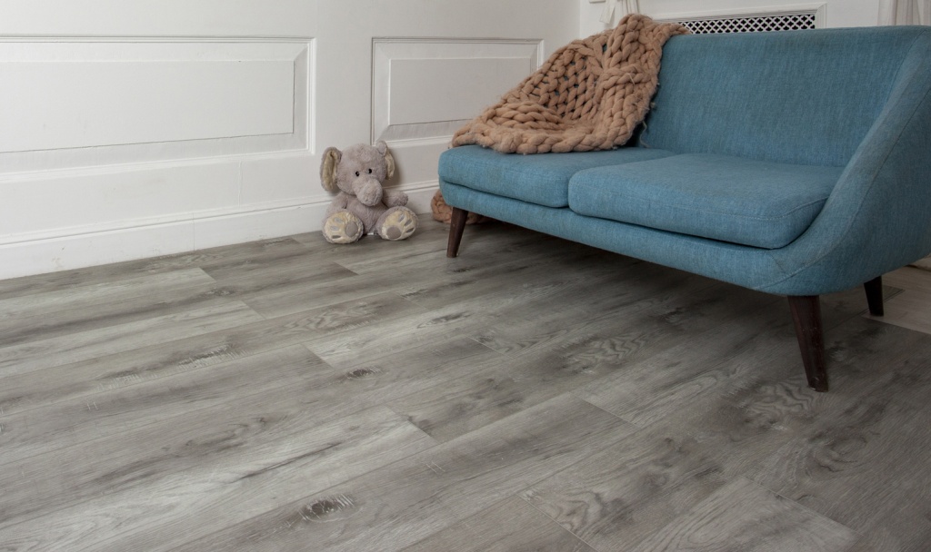 Ламинат 41-43 класса обычно имеет увеличенный защитный слой и гарантию до 25 лет